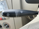 雨の日も安心。ワイパーレバーで、視界をクリアに保てます。雨の日の運転をサポートし、安全なドライブを叶えます。快適な視界を確保しましょう。