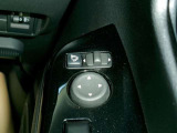 電動格納式ミラーなので、対向車などとのすれ違い時にも便利です。