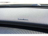 【harman/kardon】5つのスピーカーを内蔵したサウンドバーにより、ドライバーを包み込む音場を実現しました。また、洗練されたミニマルデザインは、キャビンをスタイリッシュに彩ります。