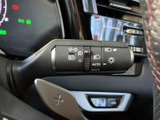レバーには照明関連の表示がまとまり、機能を目で確認しやすい造りです。運転席から手の届く位置にあり、状況に応じた操作を行いやすく、日常の運転を支えます。