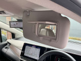 運転席には鏡付きのサンバイザーが付いていますので便利です。