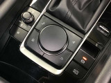 コマンダーコントロール。スイッチを探すことなく自然に手を下した位置に配置。手元を見ることなく、各種操作が行えます。