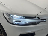 【LEDヘッドライト】悪天候や夜間走行時も良好な視界を確保し、安心して運転できる高輝度LEDヘッドライト!北欧神話に登場する「トールハンマー」をモチーフにした、一目でボルボとわかるデザインです。