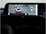 サイドクリアランスビュー表示中に、旋回時の運転操作に合わせて自動で車両を斜め後方から見たような映像を表示。