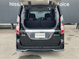 セレナ特有の二段式バックドアです。狭い駐車場でも荷物の出し入れが容易にできます。