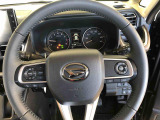 ナビゲーションやオーディオなどの操作がハンドルの手元でできるステアリングスイッチが付いています。