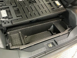 【ラゲージアンダーボックス】転がりやすい小さなお荷物などはこちらのボックスがお役立ち。スペースを有効活用しスッキリした車内空間に!