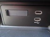 USB Type-C端子を2口装備。スマートフォンの充電や機器接続に対応し、ドライブ中の利便性を高める装備です。
