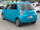 急速充電は車内のボタンを操作して開け、あとは充電コネクターを差すだけで充電開始します。簡単な充電操作と、フタの開け方を変えることで差し間違いを防げる安心感。