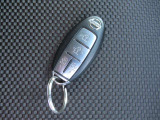 『インテリジェントキー』ですのでポケットやかばんに入れたままでもドアに付いているボタンを押してキーの開閉が出来ます♪♪