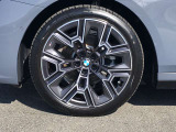 BMW純正アルミホイール。洗練されたデザインで、足元の個性を引き立てます。