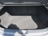 トランクの写真になります。荷室容量は約334Lです。トノカバーを装備しておりますが、簡単に取り外しが可能となっております。リアシートを倒すと奥行もあるラゲッジスペースになります。