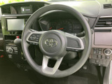 握りやすいステアリングは、運転操作をスムーズにします。オーディオスイッチなど、便利な機能も搭載されています。快適な運転体験を。