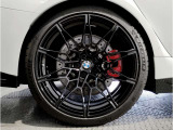 【BMWアロイホイル】軽量かつ強度に拘ったアロイホイル。走行性能ポテンシャルを引き出す設計。車の足元を引き締めてくれる大きなポイントはアロイホイルです。