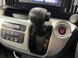 インパネシフトだから視線の移動も少なく足元もスッキリ♪運転席もゆったりしているのでゆとりを持ってドライブできますね!