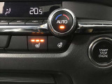 運転席、助手席シートヒーター付きで寒い朝もあったかです。