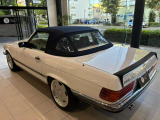 メルセデス・ベンツ中野 ALL TIME STARSはショールーム内でメルセデスベンツを代表する数々の名車グラフィックを設置しお客様に【ALL TIME STARS】の世界観を心ゆくまでお楽しみいただける空間を目指しております!