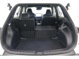 片方だけ倒せるので荷物の多さや乗車人数にあわせてフレキシブルにアレンジできます。後席に乗車しながら長尺物も積み込めます。シートを倒してしまえば段差はあるものの使いやすい大スペースが現れます。