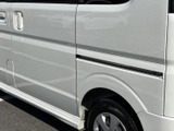 後席側のスライドドアは、狭い駐車スペースでも開閉しやすいのがうれしいポイントです。後席への出入りをサポートし、ご家族でのお出かけにも便利にお使いいただけます。