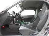 運転席・助手席にはGR SPORT専用のスエード調レカロシートを採用。優れたホールド性と上質な質感が、スポーティーな走りと快適なドライブをサポートします。