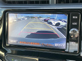 後方の様子を画面で確認でき、ガイド線も表示されるバックモニターです。駐車時に周囲との距離や車両の向きを把握する補助となり、車庫入れや切り返しの際に役立ちます。