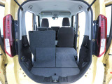 リヤシートは分割可倒式となります。左右、独立してのシートアレンジが可能です。