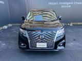 ワイドで高級感あるフロントマスクです