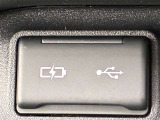こちらのクルマはUSB接続コネクタも装備されています♪スマホの充電などにお使い下さい。ご旅行中での充電切れも、これなら心配いりませんね!