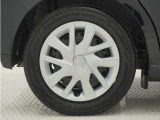 ◆純正ホイール装着車◆シンプルなデザインのホイールキャップ付きです。