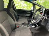 前席は運転席と助手席が並び、乗り込んだ際に視界を確保しやすいレイアウトです。シートには落ち着いた色合いを採用し、日常の移動でもくつろいでお過ごしいただけます。