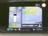 後方確認をサポートするモニター画面。狭い道や駐車時も安心です。安全な運転をサポートする頼れる機能です。