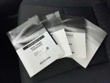 メンテナンスノート、取扱説明書です。 その車の整備記録が事細やかに記録されています。 車が生まれてから今までどのような道を歩んできたのか判るとても重要な物ですよ。
