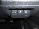 パーキングセンサーや横滑りを防ぐVSA等のスイッチ類は運転席の右側、手の届きやすい位置にあります。