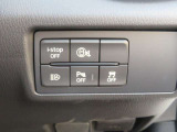 運転席側にアイドリングストップや一部の安全装備のオンオフスイッチがあります。