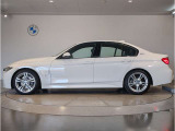 【拘りのFR】BMWが多く採用するFR車。ダイレクトでスポーティな加速感・シャープなハンドリングを実現。縦置きエンジンレイアウトにより、フラットで上質な乗り味です。