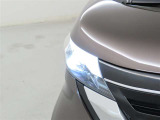 精悍な目つきのLEDヘッドランプを装備しております。