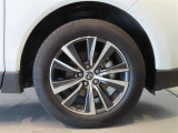 純正のアルミホイール装着車です。タイヤサイズは225/60R18です。