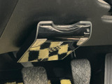 運転席の足元上部にはETC車載器が設置され、カードの出し入れをしやすい位置です。料金所を通過する際に便利な装備で、日常のお出かけや高速道路の利用をサポートします。