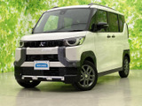 角張ったボディに力強いフロントまわりを組み合わせ、白い車体とのコントラストも印象的です。黒いバンパーが全体を引き締め、存在感のある佇まいを演出しています。