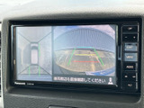 後方の映像に加えて車両周辺の様子も画面で確認でき、駐車時の目視確認をサポートします。ガイド表示も備わり、狭い場所での切り返しや後退時に役立ちます。