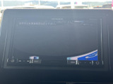 後方を確認するための画面を備えており、駐車時に周囲の状況を確かめる際に役立ちます。モニターだけに頼らず目視も併用することで、落ち着いて駐車操作を行えます。