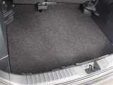 デッキボードは6:4で左右分割することもできるので、背の高さの違う荷物を運ぶ時に便利です。