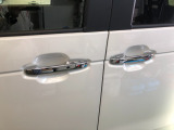 【ドアハンドル】Hondaスマートキーを携帯し、ロックボタン、ドアハンドルを操作することで施錠や解錠ができます。