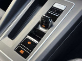 スイッチ式シフトセレクター/エンジンスタートボタン/電子パーキングブレーキを機能的にレイアウトした先進的なコックピット。