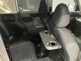 フロントシート後部にシートバックテーブルが左右付いています。パーキングエリアなどでの休憩時にサッと出せて使い勝手が良いです。