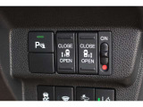 リア両側にパワースライドドアを装備。リモコンや運転席のスイッチ操作のほか、ドアハンドルを少し引くだけでリアドアが自動開閉します。