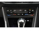 【エアコン】2ゾーンフルオートエアコンディショナー(運転席/助手席)になっております。暑がりの方と寒がりの方が同席しても大丈夫です。タッチスライダー操作。