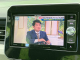 画面でテレビ番組を視聴でき、停車中の休憩時間も車内でゆったり過ごせます。映像と音声を楽しめる装備が、待ち時間やひと息つく場面を快適に演出します。