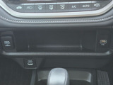 運転席・助手席の双方からアクセスしやすい手元トレイエリアです。