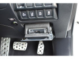 ハンドル右下にビルトインETC。車種専用ケースにて装着されており運転の邪魔にもならず高速の乗り降りも楽になります。